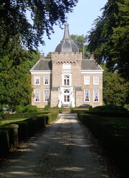 Foto van vooraanzicht kasteel Heukelum