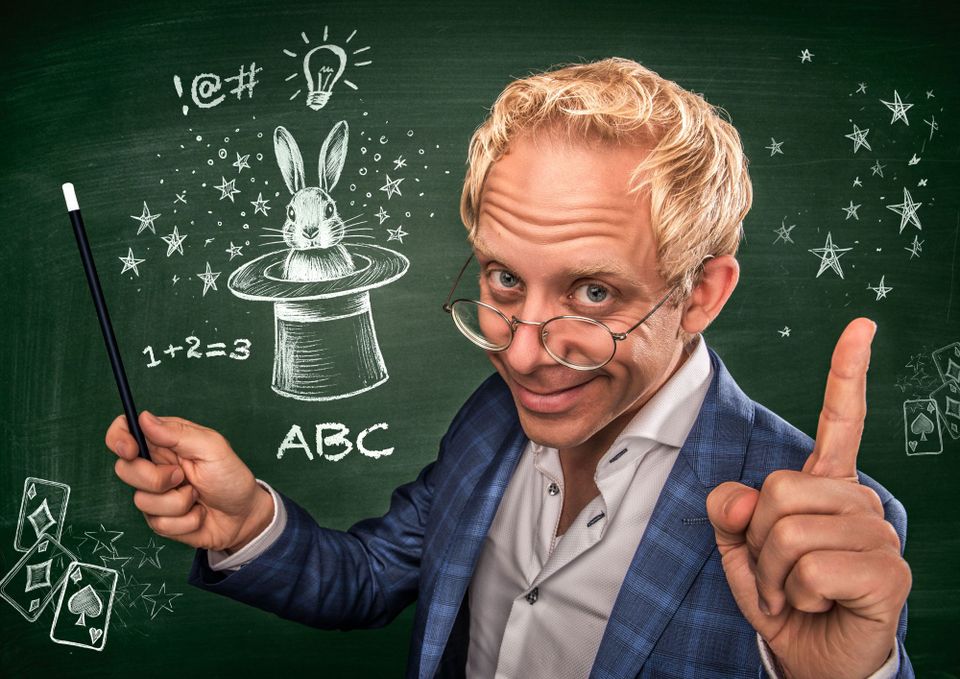 Een man met een toverstokje in zijn hand