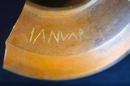 Scherf van terra sigillata met de ingekraste naam Januari, gevonden in Zuidland.