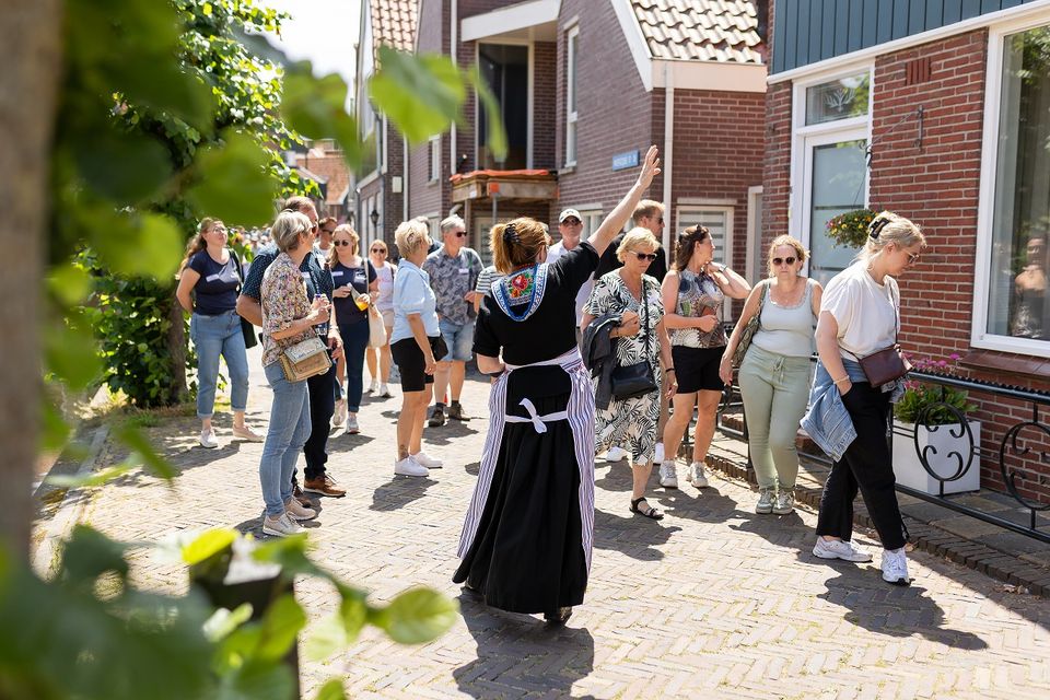 Een rondwandeling met gids door Volendam.