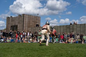 Deze historische plek vol archeologische schatten cultuur, natuur en historie komen op unieke wijze samen door middel van het archeologische museum, het theater, de stadsboerderij en het café-restaurant die zich binnen de muren van het fort bevinden.