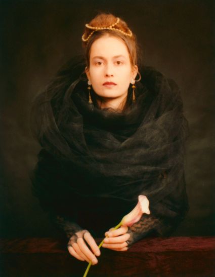 Ans Dekkers fotogravin, Dame met Aronskelk, uit de serie Freules nr.6
