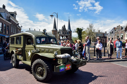 Oorlogsvoertuigen rijden door Sneek.