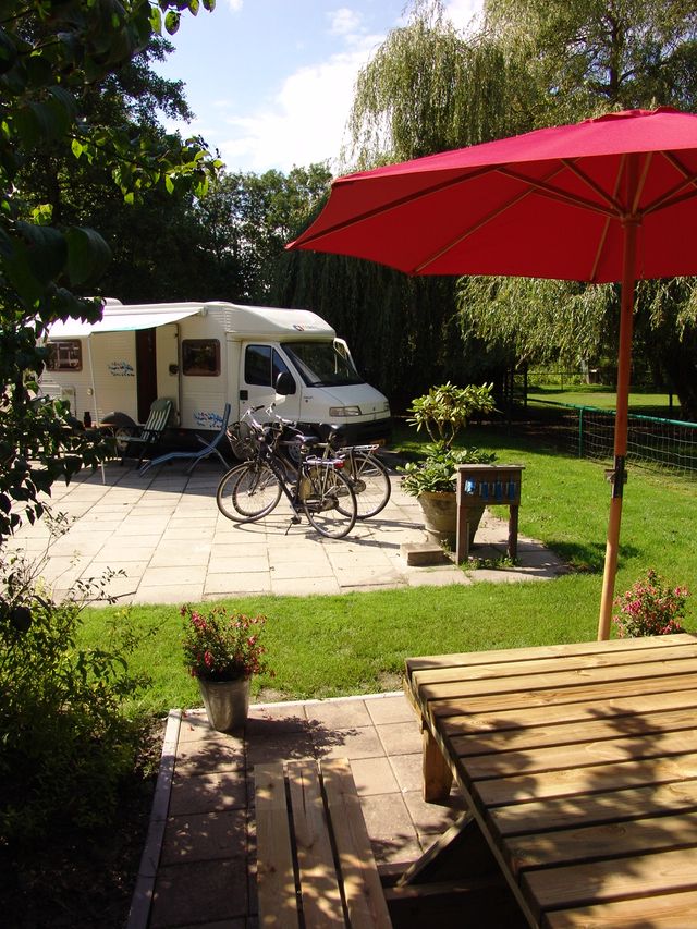 Foto van een camperplaats.