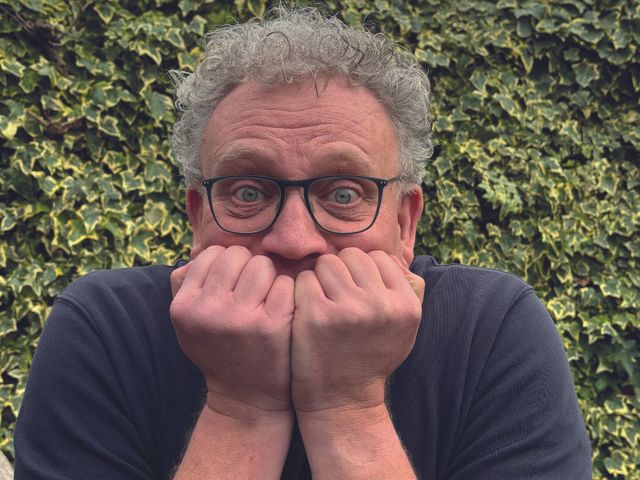 Henri Boelen kijkt verschrikt in de camera