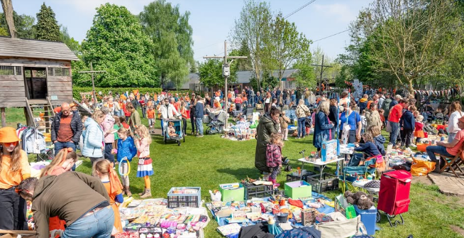 Kleedjesmarkt Koningsdag bij Buitenpost