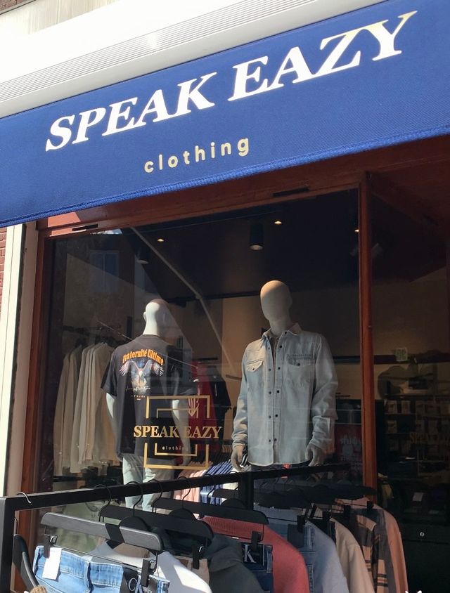 Speak Eazy clothing etalage