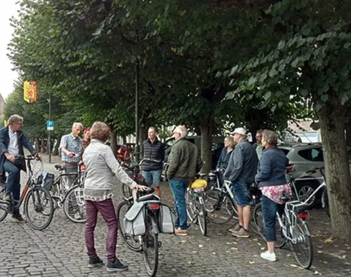 Groep op de fiets in Geertruidenberg