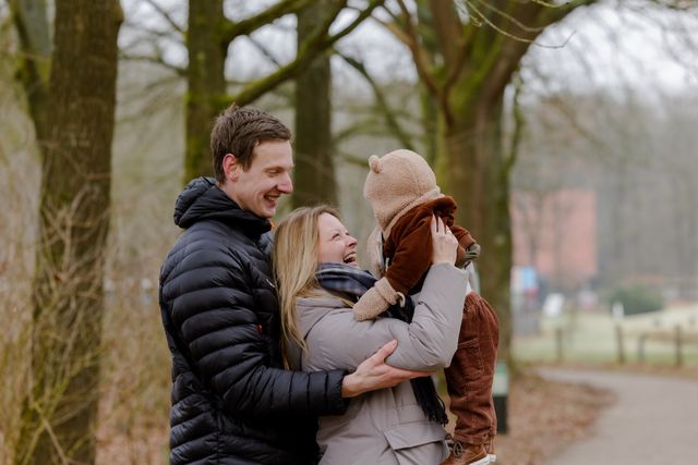 man en vrouw met hun baby in de winter.