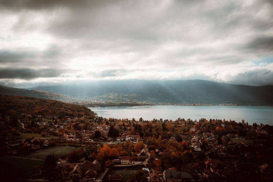Herfst in Annecy, Frankrijk van bovenaf