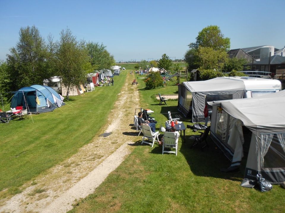 Mensen die aan het kamperen zijn op Camping Weidevogelzicht