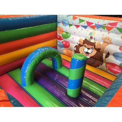 Foto van een kleurrijke springkussen voor kinderen.