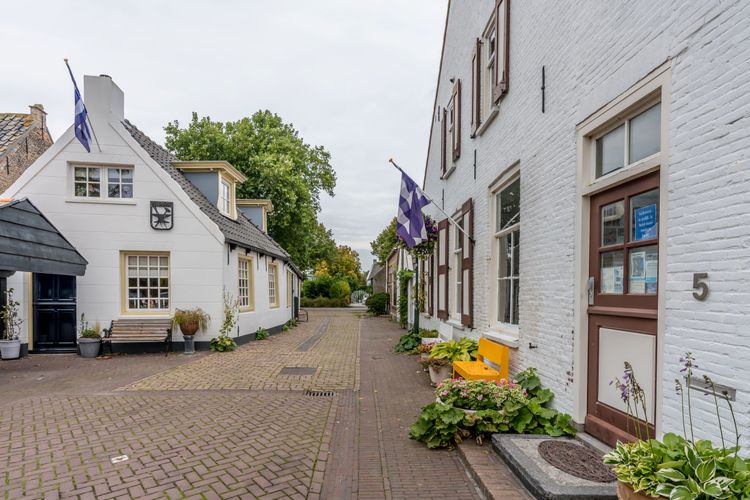 Op-Schouwen-Duiveland-Ellemeet-Straatje-Witte-Huisjes-Charmante-Huisjes