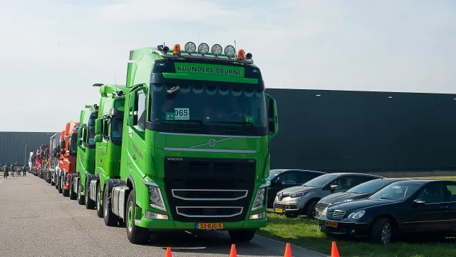 een rij groene trucks