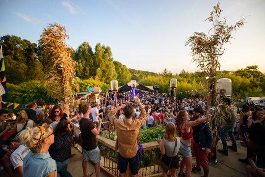 Publiek vol mensen tijdens het festival Wildeburg in Flevoland