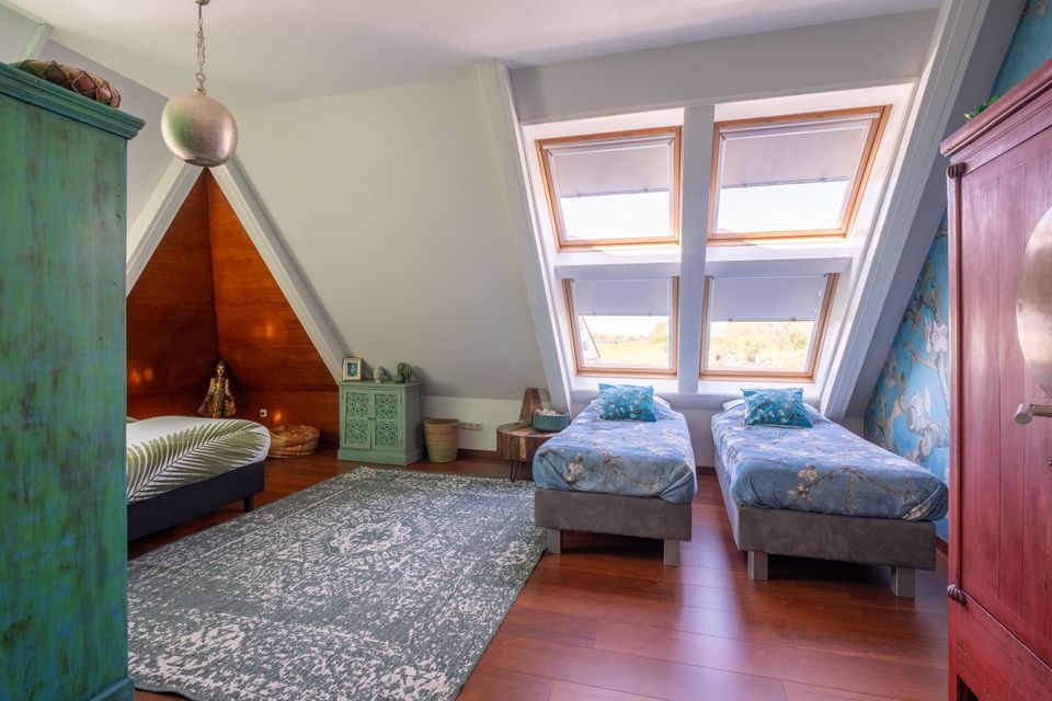 2x1-persoonsbed/boxspring (de bedden kunnen tegen elkaar worden geschoven, maar ook uit elkaar) 2x1-persoonsbed/boxspring (de bedden kunnen tegen elkaar worden geschoven, maar ook uit elkaar)