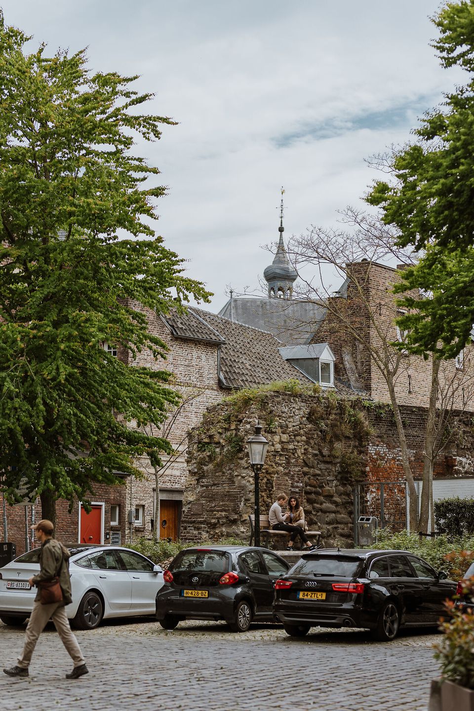 Kleine Looierstraat with city wall in Maastricht