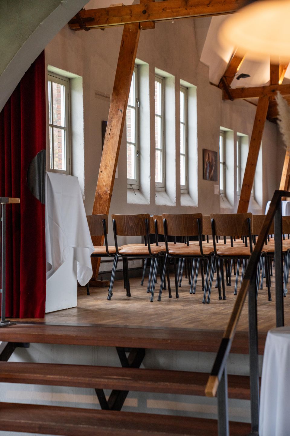 Houten trap in onze evenementenzaal, perfect voor het organiseren van diverse evenementen