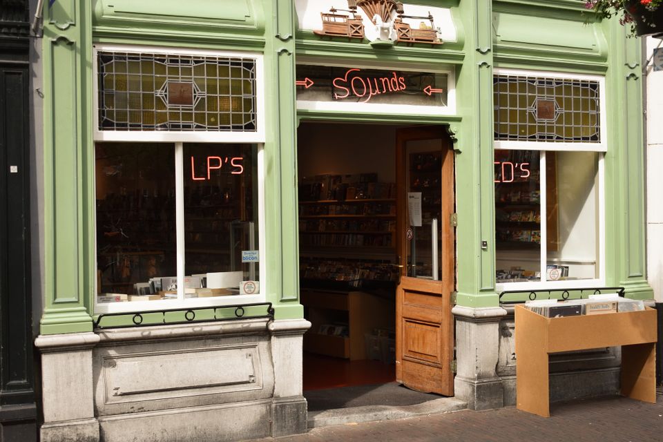 Etalage van Sounds Delft