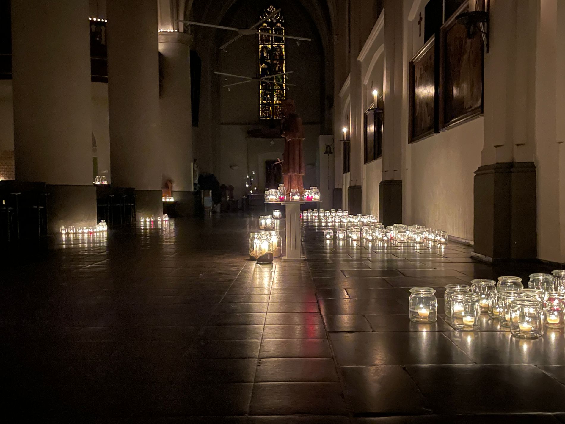 De Sint Willibrorduskerk in Deurne zoals je haar zelden ziet, sfeervol verlicht door meer dan 1.400 kaarsen.