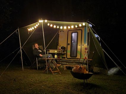 Kampeermeneer - lichtjes rondom caravan