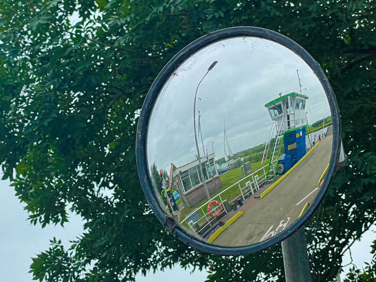 Met een spiegel kan de pontbaas het veer goed observeren.