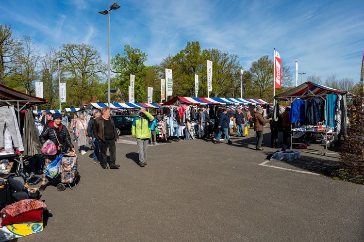Lekker snuffelen op de markt !!