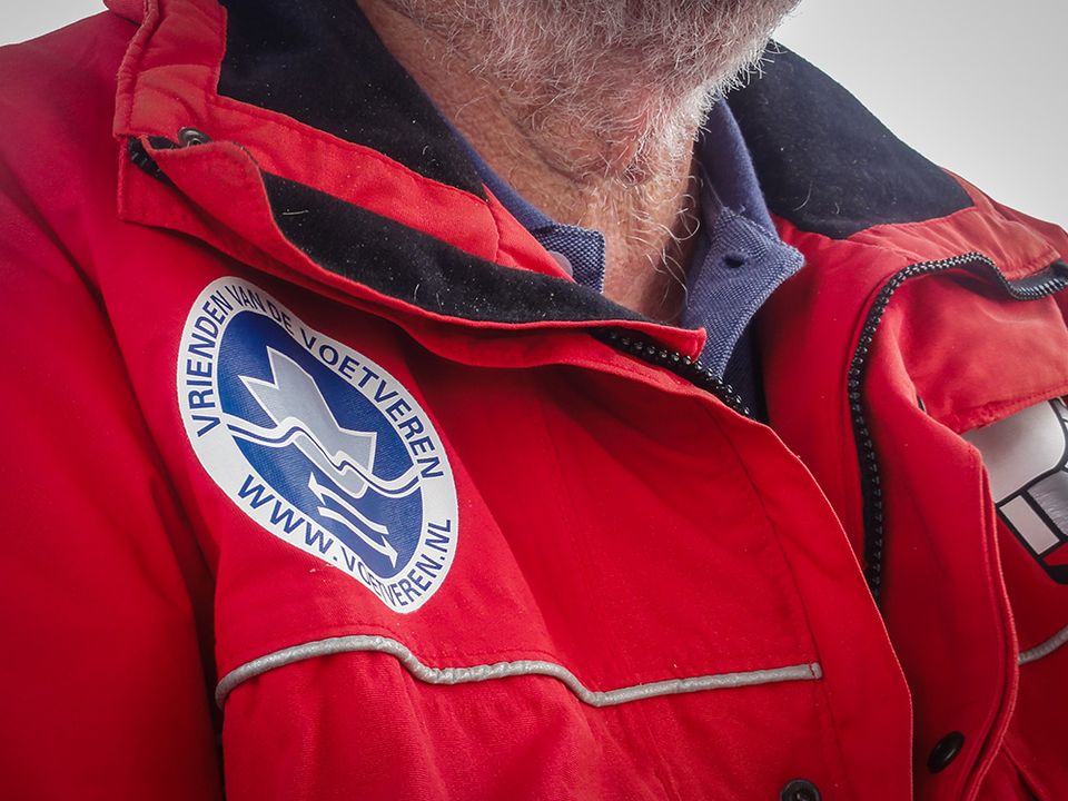 De vrijwilligers zijn uitgerust met het logo van de 'Vrienden'