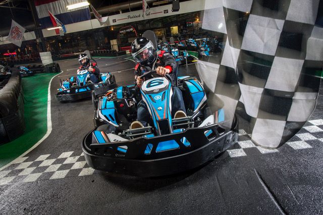 Binnen op de indoor kartbaan van Race Planet gelegen in Delft