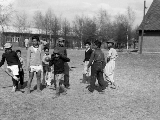 Voetballende kinderen in woonoord Lunetten in 1951. 