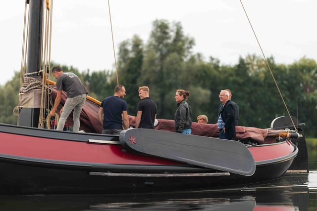 Een aantal mensen op de Lemsteraak van Brette Hoanne in Oosterzee.
