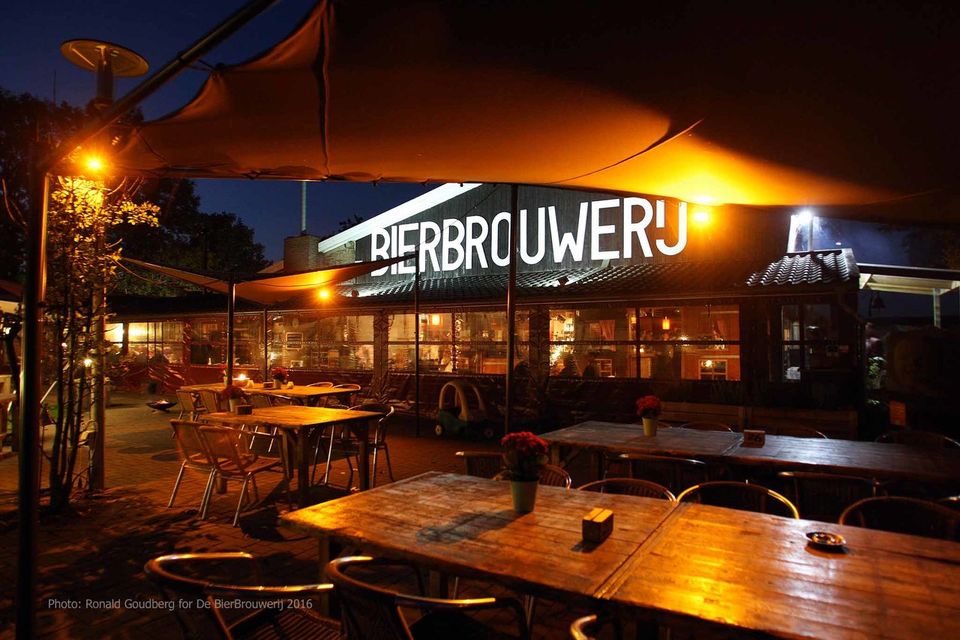 Een foto van bierbrouwerij Oijen in de avond.