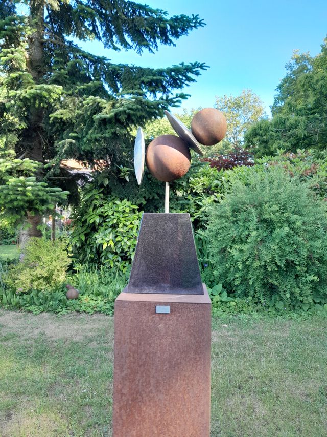 Tijdens de expositie Beeldentuin Artheo, exposeren Theo van Dam met gastexposanten. Een practige expositie.