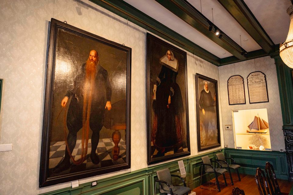 Schilderijen aan de muur bij het Edams Museum