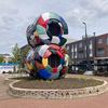Dada-monument op het Raadhuisplein in Drachten