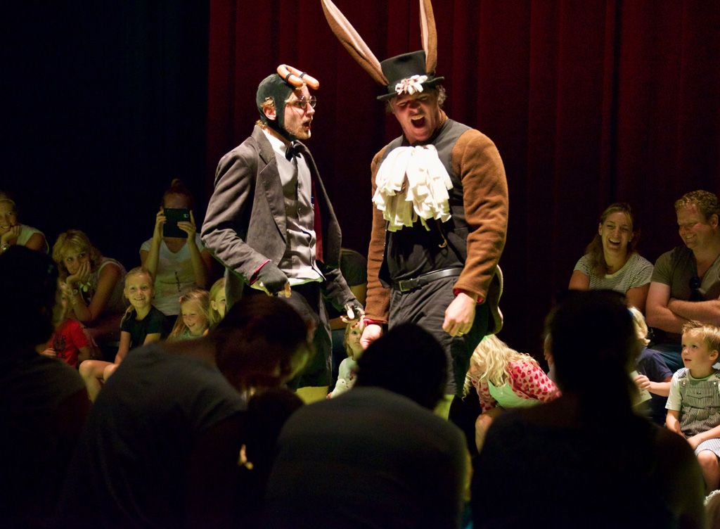 Over een kleine mol die wil weten wie er op zijn kop gepoept heeft (2+)