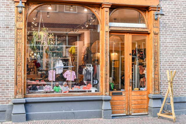 Die Holzfassade von Kroost Mini & Jeugdmode in Meppel.