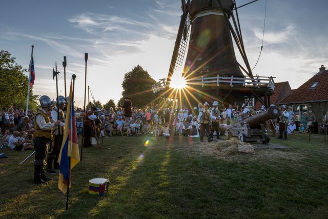 Kanongebulder in Sloten waarbij de stadsschutterij het kanon van Sloten afschiet op het molenerf van Korenmolen de Kaai.