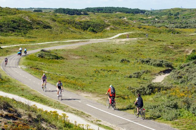 Op 8 kilometer afstand van de stad Leiden liggen de duingebieden van Katwijk en Wassenaar, met prachtige fietspaden door Nationaal Park Hollandse Duinen.