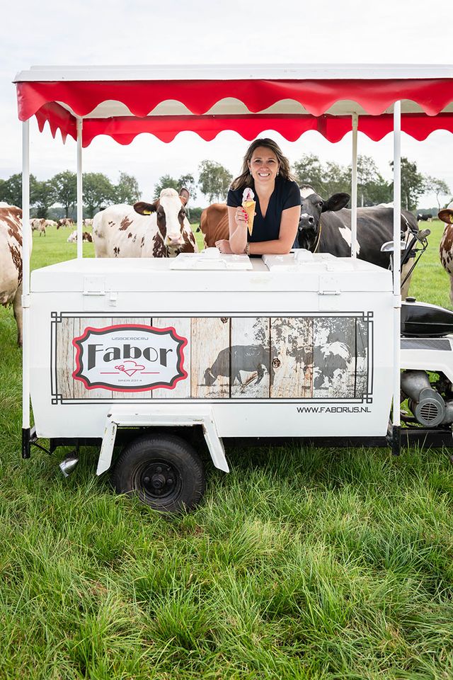Rian bij de ijscokar van Faborijs