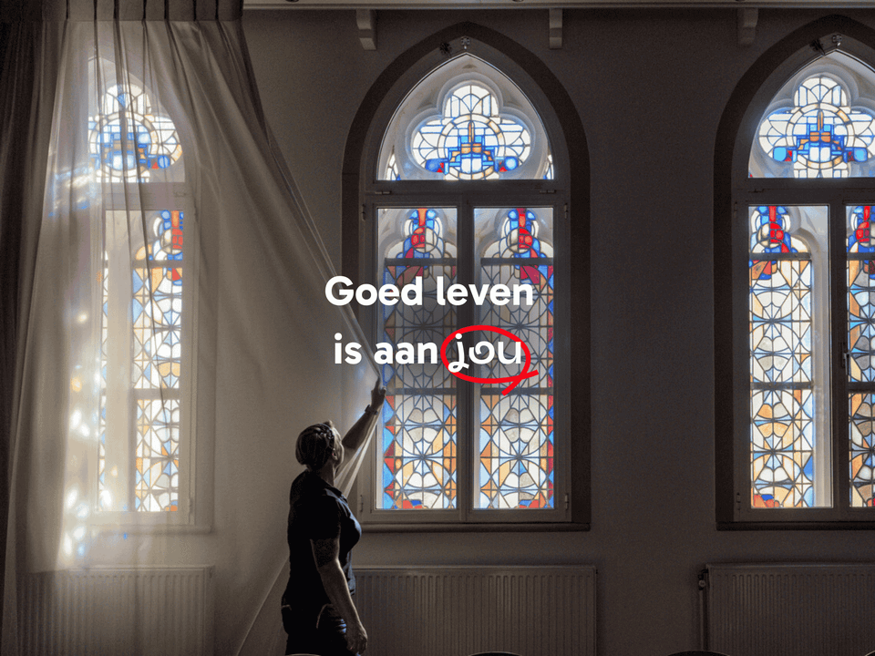 Acropolis Megen vrouw opent gordijn