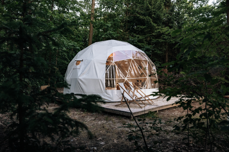 De overnachtingsdome op natuurcamping Mariahoeve, midden in de Drentse natuur, incl. houten vlonder en relax stoelen.