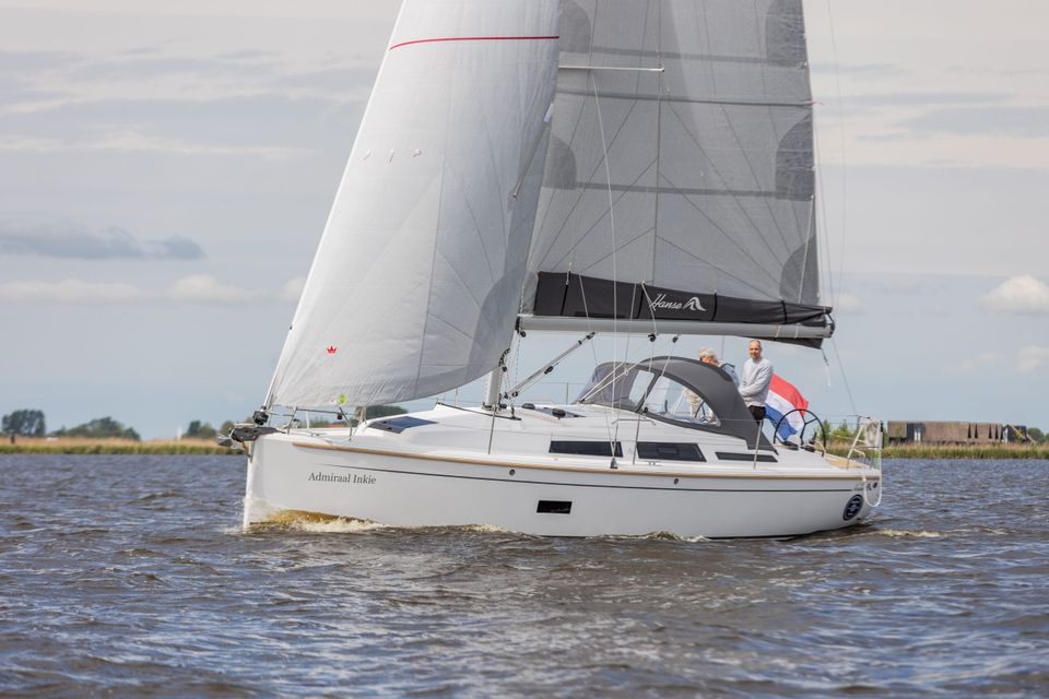 Hanse 348 Segelyacht unter Segeln auf den friesischen Seen