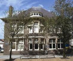 Het voor aanzicht van het gebouw van het Katwijkse museum