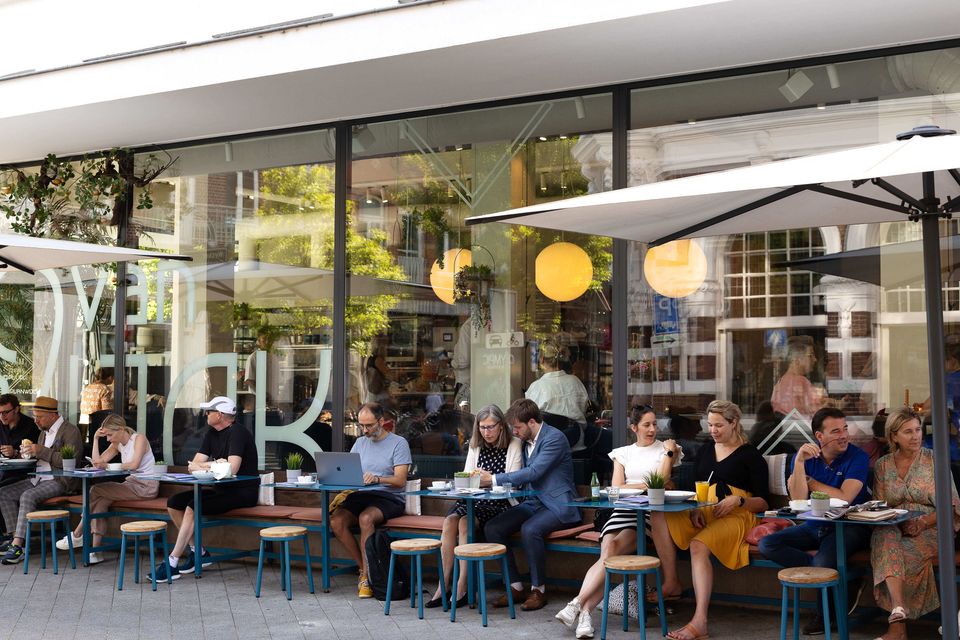 Van Wijck Maastricht terras met personen