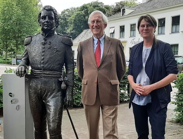 Beeld van Johannes van den Bosch met kunstenaar Herma Schellingerhoudt en Graaf Otto van den Bosch