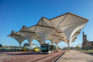 De overkapping van het busstation van Leidsche Rijn is gemaakt van tentdoek en hangt tussen een driehoekig stalen frame waardoor het effect van een kathedraal ontstaat.