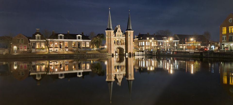 Waterpoort Sneek verlicht in de avond