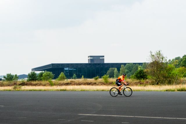 Wielrenner fietst over Bliegbasis Soesterberg