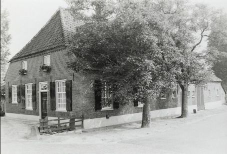 De boerderij is een rijksmonument. Rond 2010 is het pand geheel verbouwd in twee woningen